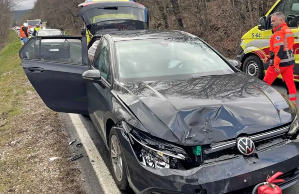  Po zbranih obvestilih so policisti ugotovili, da je med vožnjo s 
tovornega vozila iz neznanega vzroka odletelo kolo, ki je zadelo   
avtomobil, ki ga je peljala 30-letna Sežančanka. 