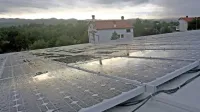 Tudi na Krasu je vedno več objektov s sončnimi celicami na 
strehi.