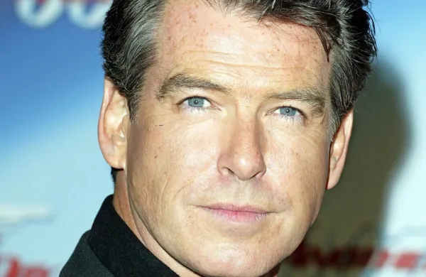 Pierce Brosnan se je prvič kot James Bond pojavil v filmu Zlato 
oko, ko sta Broccoli in Wilson prevzela franšizo.