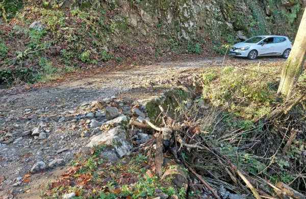 Lokalna cesta s Kambreškega do Podklanca je bila že pred slabim 
letom v slabem stanju (na fotografiji), zdaj pa je zaprta za 
promet. 