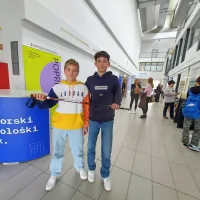  Alen Cuzziol in Rok Radojevič iz OŠ Milojke Štrukelj Nova Gorica 
sta v polfinalu predstavila prototip pametne pohodne palice za 
starejše.