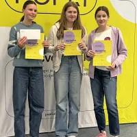 Med finalisti 22. tekmovanja POPRI so tudi  Lana Volk, Ema Zuhrić in 
Tamara Škarabot iz OŠ Šempas s poslovno idejo grelne odeje za konje.      


