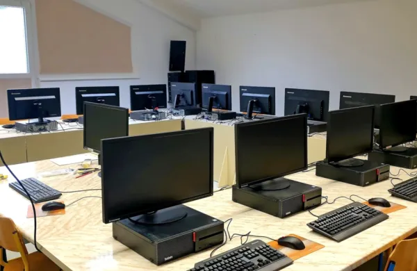 Piranski &scaron;oli so podarili 20 rabljenih računalnikov