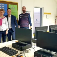 Piranski &scaron;oli so podarili 20 rabljenih računalnikov