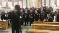 Pevci mešanega pevskega zbora Župnije Idrija z zborovodkinjo Elizabeto Lampe so povabili k branju Biblije s prepevanjem psalmov.