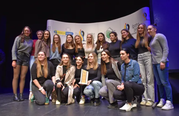 Rokometašice Mlinotesta so pokalne prvakinje, v reprezentanco za 
EP pa so prispevale tri igralke, na čelu z organizatorko Slovenije na 
EP, Nušo Fegic (s priznanjem v roki).