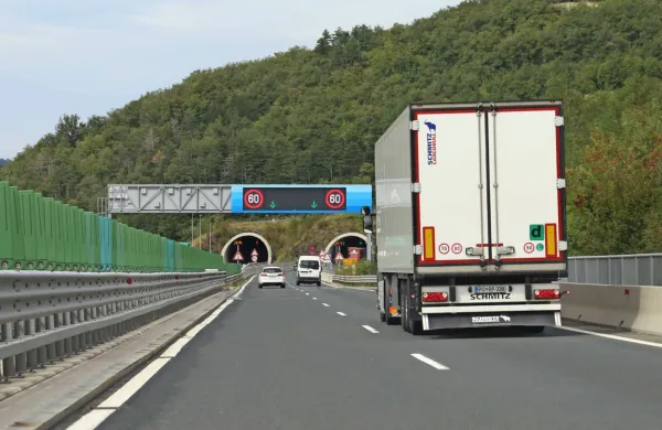 Začenjajo se resnejše motnje zaradi celovite prenove vipavske 
hitre ceste na odseku čez Rebernice. 
