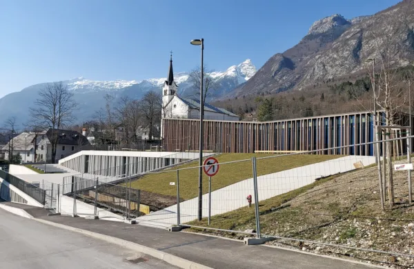Občina Bovec je ta teden od družbe IBE dobila končno poročilo 
revizije projektne dokumentacije za streho nove športne dvorane, 
na kateri so kmalu po gradnji nastale velike poškodbe.