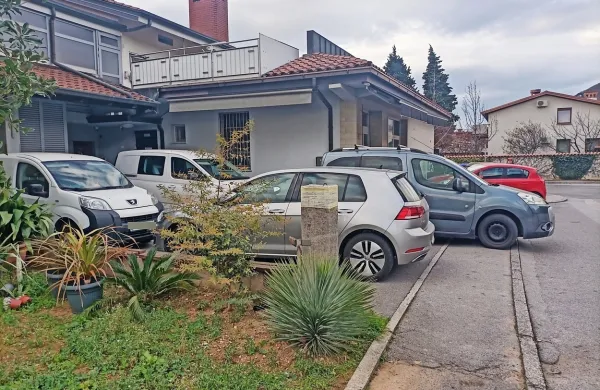 Stanovalci Sočebranove ulice opozarjajo na težave zaradi neustreznega parkiranja in povečanega prometa.