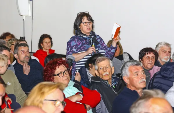 “Zakaj ste nas sploh razdelili po ulicah? Zahtevamo pravno 
razlago, da na napačni ulici ne smemo parkirati, čeprav bomo 
plačali abonma. To je čista diskriminacija!” je bilo slišati pripombe 
iz publike. 