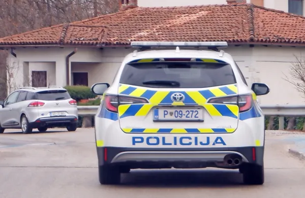 Mladi  voznik  v začetku  februarja  ni  hotel  ustaviti  policistom,  po    nevarni  vožnji  je  končal  v solkanskem  priporu. 

