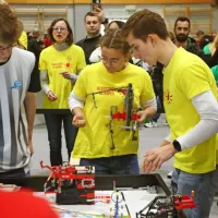 V Kopru mladi danes i&scaron;čejo re&scaron;itve s pomočjo robotov (FOTO)