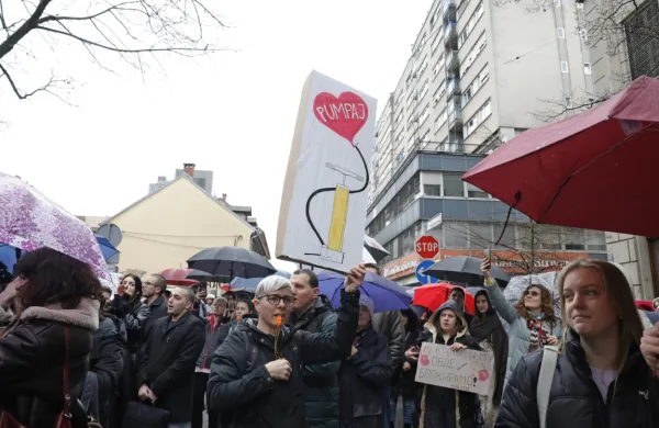 V Beogradu danes največji množični protest doslej: &ldquo;Pri&scaron;li smo po pravico&rdquo; (VIDEO)