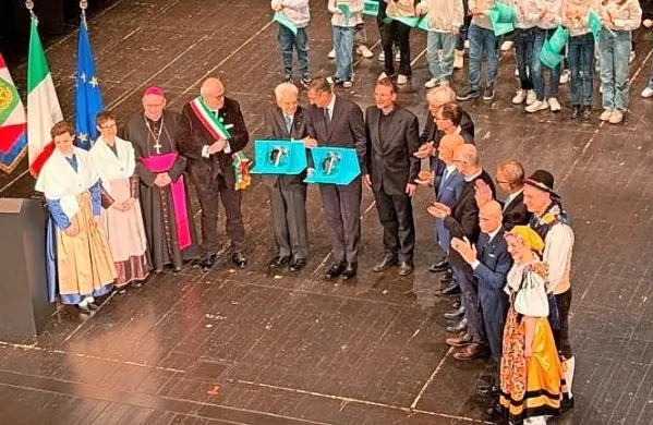 Bivšemu predsedniku republike Borutu Pahorju in italijanskemu 
predsedniku Sergiu Mattarelli so danes v gledališču Verdi v Gorici 
izročili nagrado mesta Gorica za njun doprinos in podporo 
kandidaturi Gorice in Nove Gorice za Evropsko prestolnico kulture 
2025.