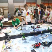 V Kopru mladi danes i&scaron;čejo re&scaron;itve s pomočjo robotov (FOTO)