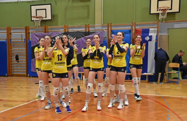 Zmage v mestnem derbiju so se veselila dekleta Luke Koper.