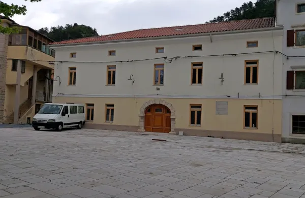 Za stavbo na Glavnem trgu 1 ni prišla nobena ponudba. 