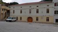Za stavbo na Glavnem trgu 1 ni prišla nobena ponudba. 