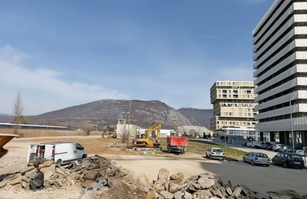 Na območju Majskih poljan lahko po prostorskem načrtu gradijo 
približno 400 stanovanj, trenutna rešitev predvideva devet blokov. 
