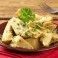 

Uživamo zgolj srčiko in notranje liste, ki so mehkejši.