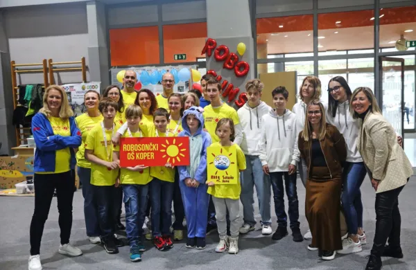 RoboSončki z mentorico Alenko Malej (na levi) 