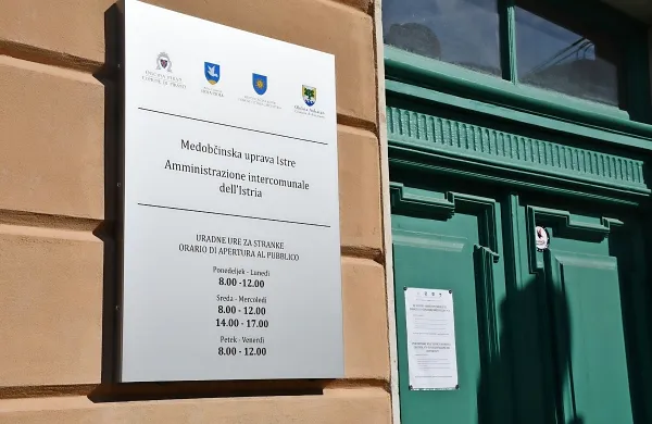 Izbrani kandidat bo  zaposlen v Medobčinski službi za zaščito, 
reševanje in varstvo okolja v Medobčinski upravi Istre. 