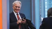 

Aleš Hojs  ima v lasti že tri zazidljive parcele v slovenski Istri. 
Njihova vrednost se je nedavno znatno zvišala, saj je občina do 
njih zgradila kanalizacijo. 