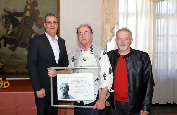 Kocjančičevo priznanje z nagrado je tokrat prejel Franjo Frančič (v 
sredini). Ob njem sta koprski župan Aleš Bržan (levo) in član 
komisije Edelman Jurinčič.