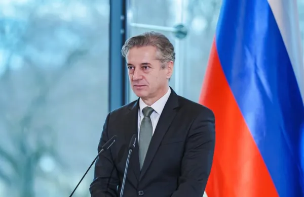Predsednik vlade Robert Golob je na današnjem nacionalnem 
posvetu o krepitvi odpornosti Slovenije ponovil zavezo, da 
obrambnih izdatkov ne bodo višali 