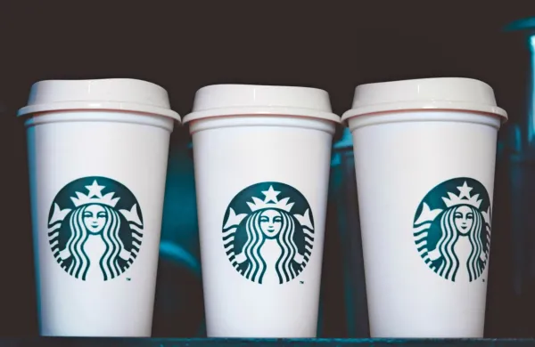 Ameriška veriga kavarn Starbucks mora stranki, ki je  po razlitju 
vročega čaja utrpela hude opekline, izplačati odškodnino v višini 
50 milijonov dolarjev.