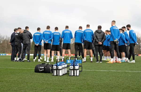 Slovenske nogometaše pred odhodom v Bratislavo danes na Brdu 
pri Kranju čaka še dopoldanski trening. 