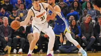 Vlatko Čančar (z žogo) v dvoboju z najbolje plačanim košarkarjem 
lige NBA   Stephom Curryjem.  
