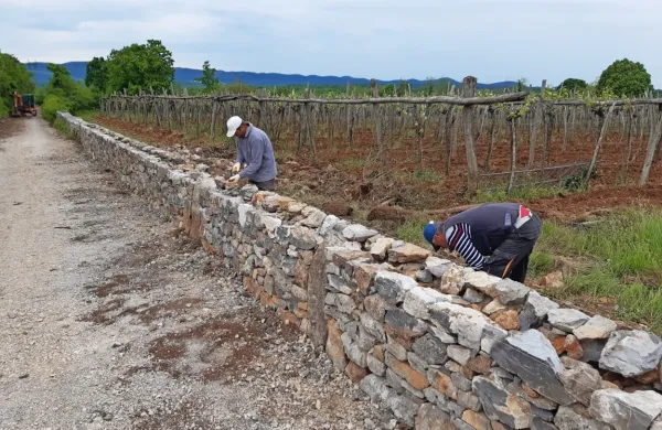 Izobraževanje in usposabljanje o ve&scaron;čini kra&scaron;ke suhozidne gradnje