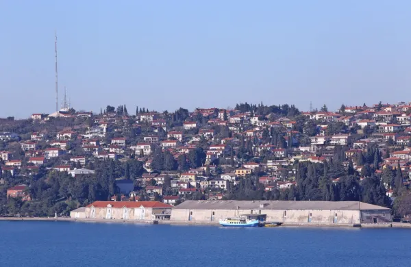Območje na Belem križu (v ozadju) je še eno zadnjih nepozidanih 
območij na urbaniziranem prostoru med Piranom in Portorožem. 