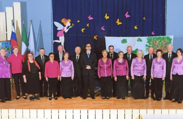 V zboru danes poje 19 pevk in pevcev.