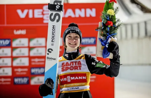 Nika Prevc v Lahtiju odnesla 10. zaporedno zmago, Ema Klinec tretja