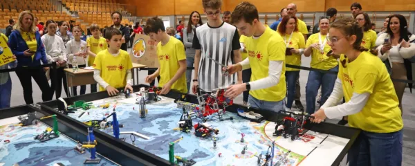 Ekipa RoboSončkov iz OŠ Koper, ki se uvršča na državno raven 
tekmovanja skoraj vsako leto, je letos pomlajena. V Tekmi robotov 
so bili odlični šesti. 