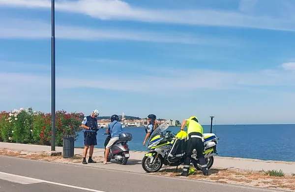 Policisti  bodo  tudi  v  spomladanskih in poletnih mesecih  nadaljevali  s  
poostrenimi  nadzori  motoristov,  predvsem  voznikov skuterjev.

