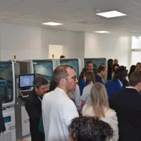 Najsodobnejše avtomatizirane laboratorijske naprave si je ogledalo  veliko  gostov, tudi podpredsednik vlade Matej Arčon (levo).