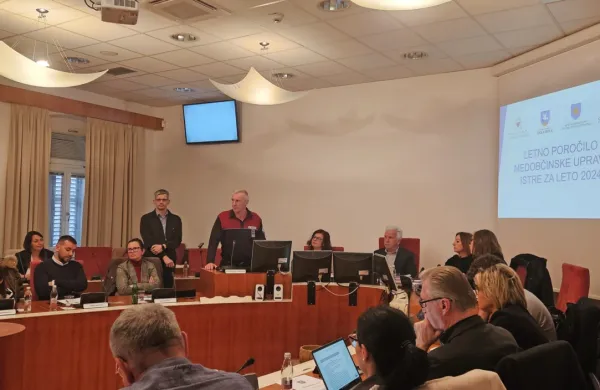 Ivan Koljesnikov in Denis Udovič med točko o seznanitvi s 
poročilom o delu Medobčinske uprave Istre za leto 2024 .