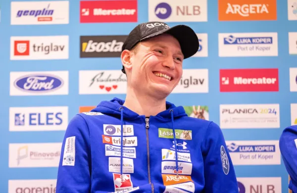 Anže Lanišek je  v Lahtiju v soboto zmagal v posamični tekmi, 
danes pa  še v paru z Lovrom Kosom.