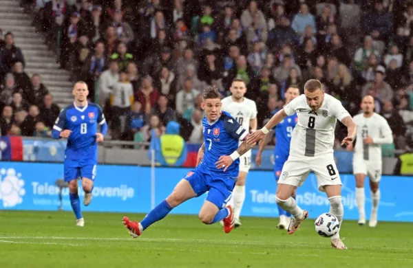 Slovenski nogometaši (v svetlejših dresih) so  v podaljšku dvoboja 
v Stožicah strli odpor Slovakov.