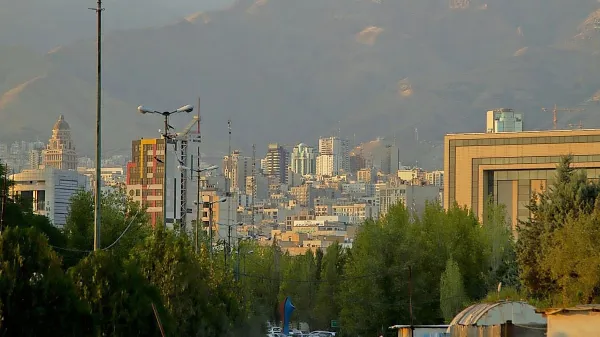 Teheran, devetmilijonska prestolnica islamske republike Iran