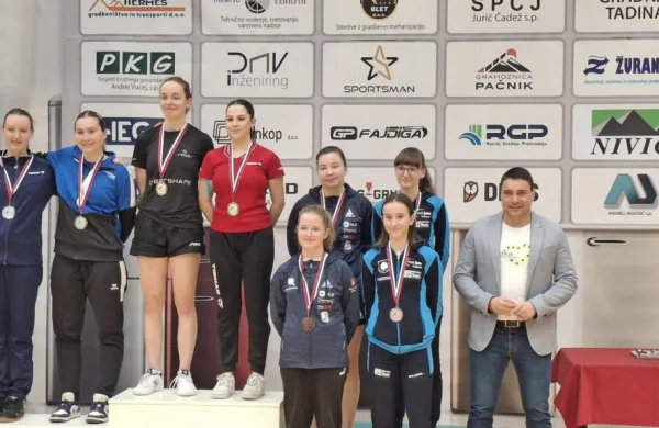 Pri dvojicah imata odličji tudi Primorki Lea Paulin (srebro, druga  z leve) in Sara Tokić (zlato, v rdeči majici).

