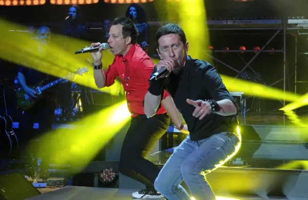 Frontman Nietov Borut Marolt s stanovskim kolegom Primožem 
Aličem iz skupine Zablujena generacija. 
