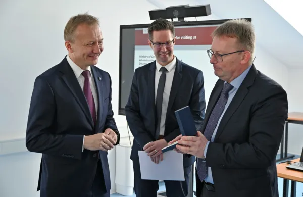 Leon Behin (desno) je evropskemu komisarju za proračun Piotru 
Serafinu (levo) danes podelil tudi posebno priznanje. 
