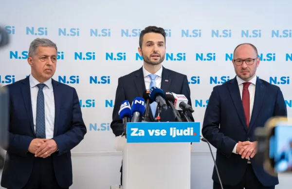 Janez Žakelj, Matej Tonin in Jernej Vrtovec (z leve) so na 
novinarski konferenci pojasnili, zakaj naj bi se skupaj z Jožefom 
Horvatom znašli v predkazenskem postopku.  