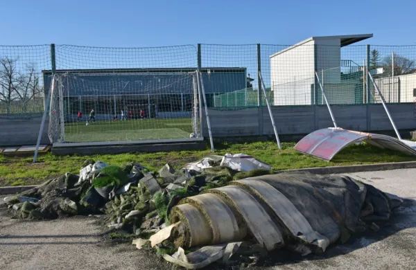 Rabljena, a mnogo novejša in boljša umetna trava iz Nove Gorice, je pred nedavnim na malem pomožnem 
igrišču v Vipolžah nadomestila prejšnjo povsem dotrajano. 