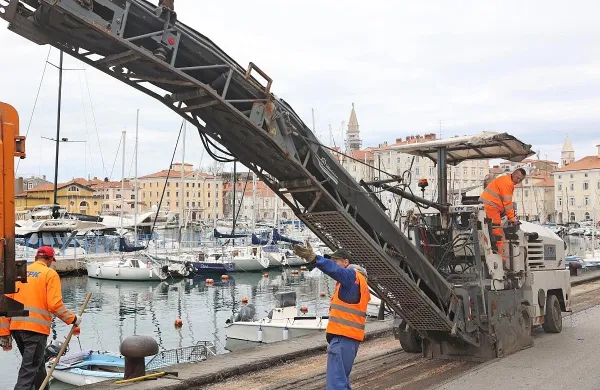 Zaradi popravila ceste dalj&scaron;i brezplačni postanek v Piranu
