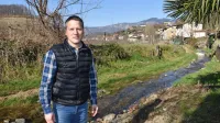 Predsednik KS Dornberk Janko Harej na območju vasi Potok, kjer voda na desnem bregu najbolj ogroža hiše. 